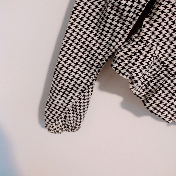 Jessica Simpson black and white patterned crop top with long sleeves and tie at - Picture 4 of 5